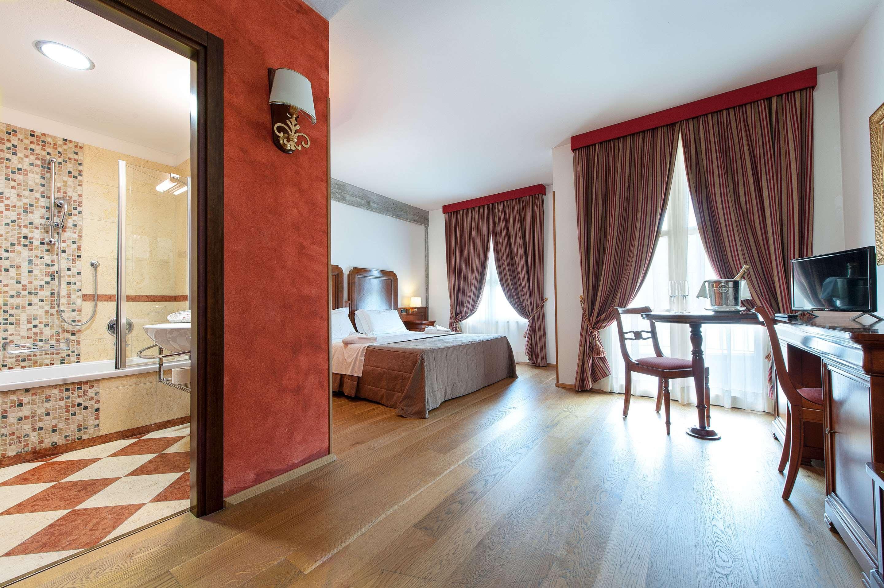 Hotel Villa Malaspina Castel d'Azzano Exterior foto