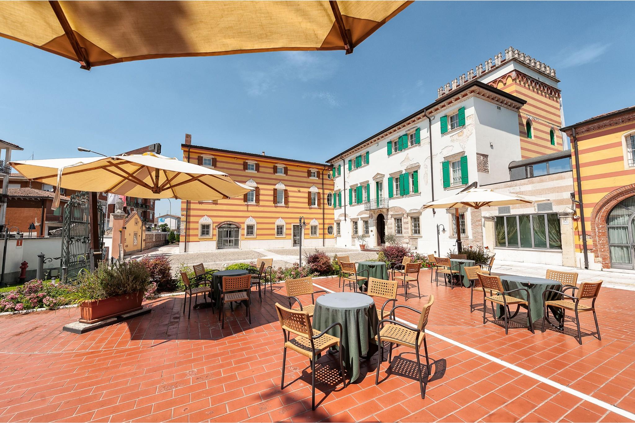 Hotel Villa Malaspina Castel d'Azzano Exterior foto