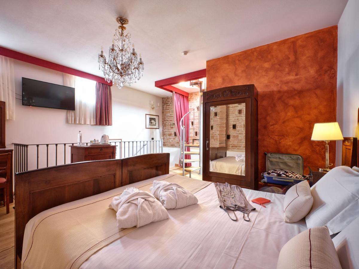 Hotel Villa Malaspina Castel d'Azzano Exterior foto