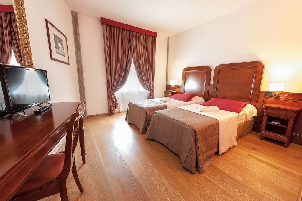 Hotel Villa Malaspina Castel d'Azzano Exterior foto