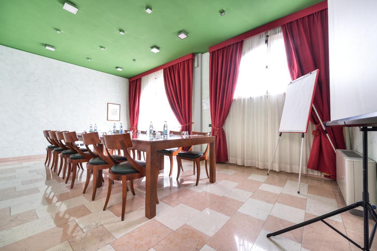 Hotel Villa Malaspina Castel d'Azzano Exterior foto